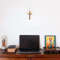 Skrivebord med bærbar pc, ikon og Bibel